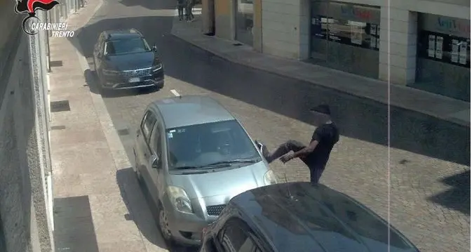 Danneggia quattro auto in Piazza della Portella, arrestato un 32enne pregiudicato