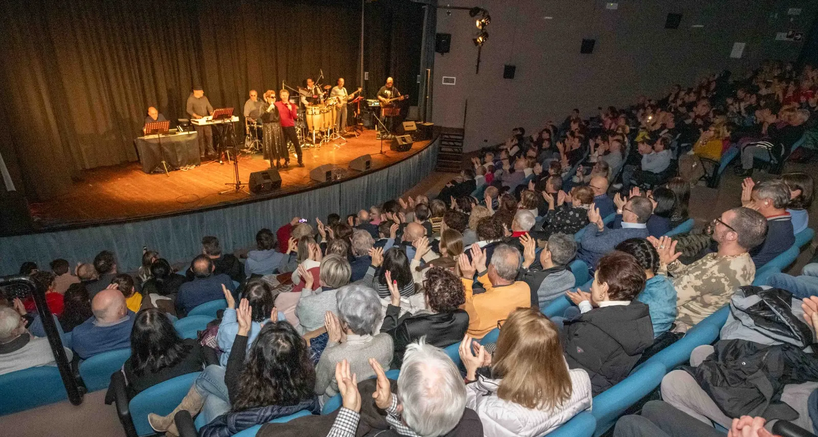 Ciechi e ipovedenti sul palco: che spettacolo a Lavis, «sold out» per la «Festa di amicizia e varietà»