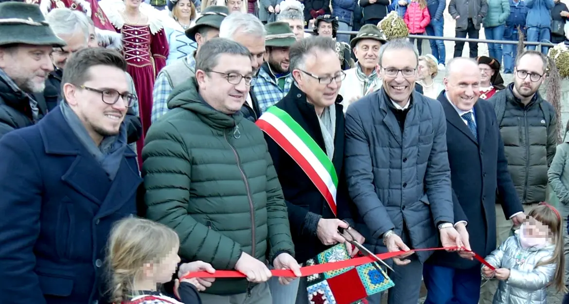 Mercatini di Rango, il taglio del nastro: tanta gente per la “prima”