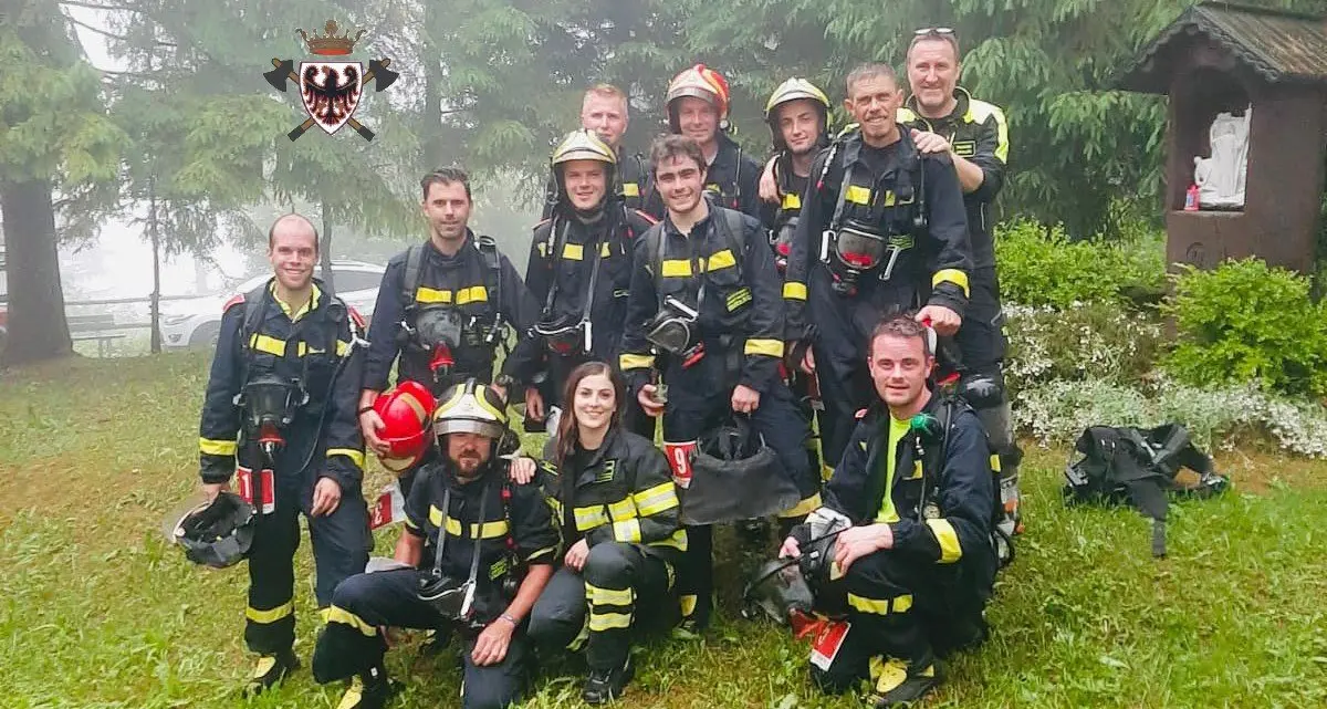 Di corsa, in salita, con maschera e sette chili di equipaggiamento: che gara dei pompieri a Telve!