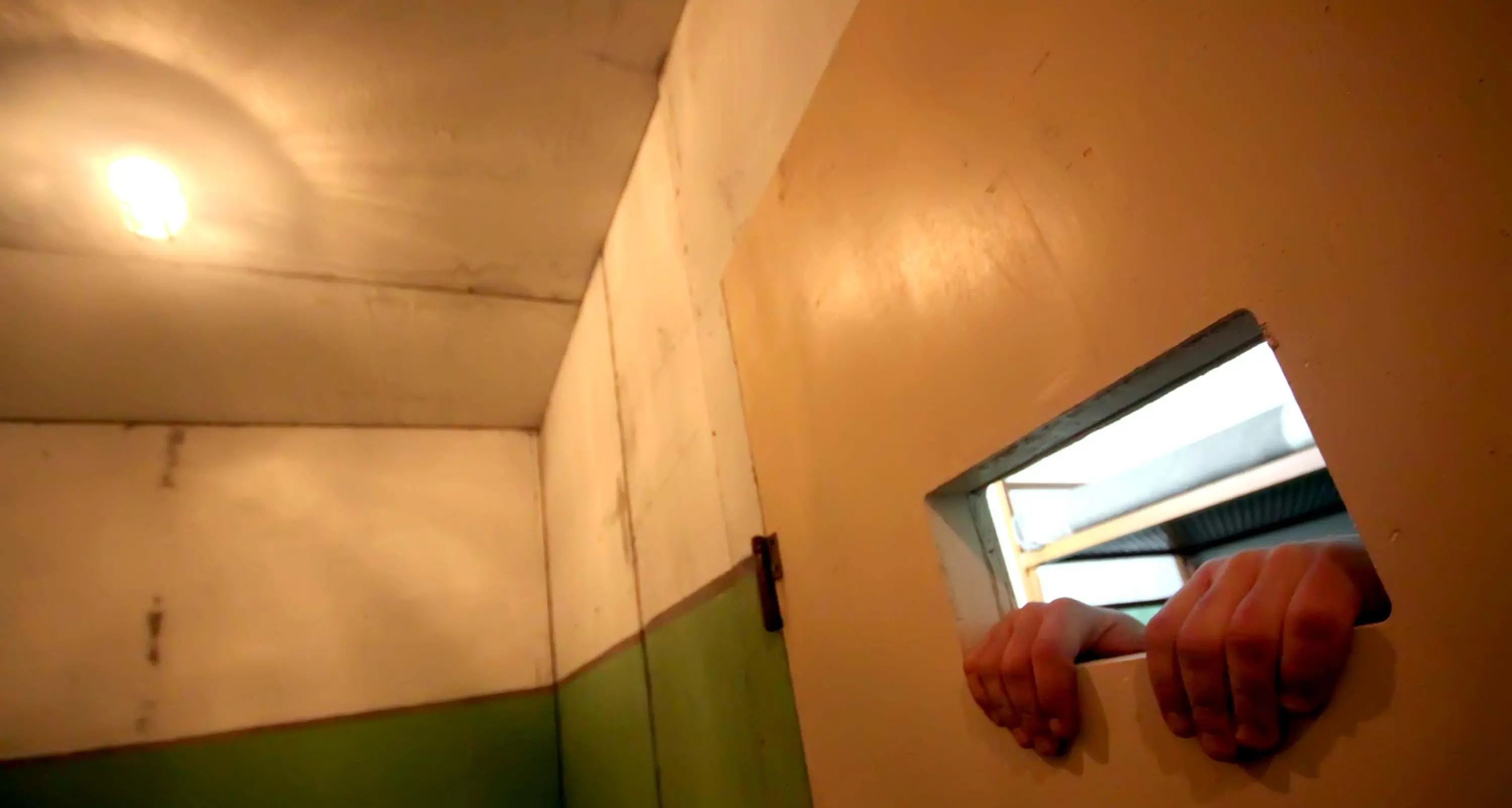 Otto mesi in carcere per rapina alla compagna, ma poi viene assolto in appello (perché lei lo scagiona)