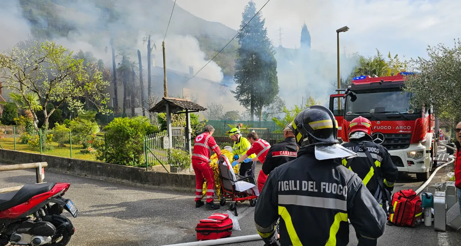 Arco, incendio in una casa a Vignole: due intossicati