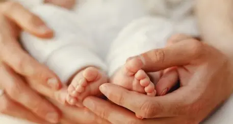 Neomamma si addormenta mentre allatta: neonato muore a soli tre giorni di vita