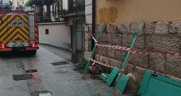 Paura in Pietrastretta, crolla un cornicione di marmo sulla strada, colpa del vento e degli infissi vecchi