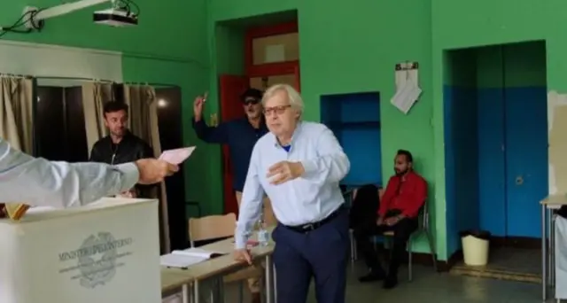 Sgarbi a Bologna battuto da Casini, dopo una campagna «social», deve ammettere: «Evidentemente è meglio di me»