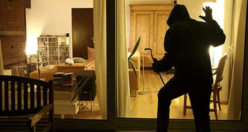 Mamma 28enne aggredita in casa da due uomini mascherati davanti ai figli piccoli
