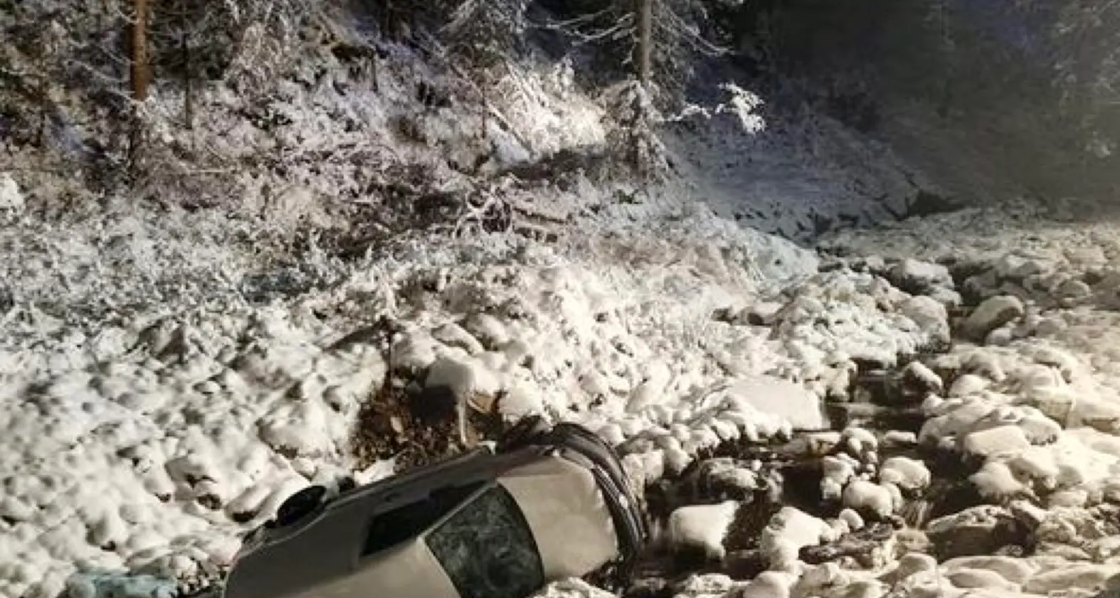 Un'auto è finita nel greto di un fiume vicino a Ortisei