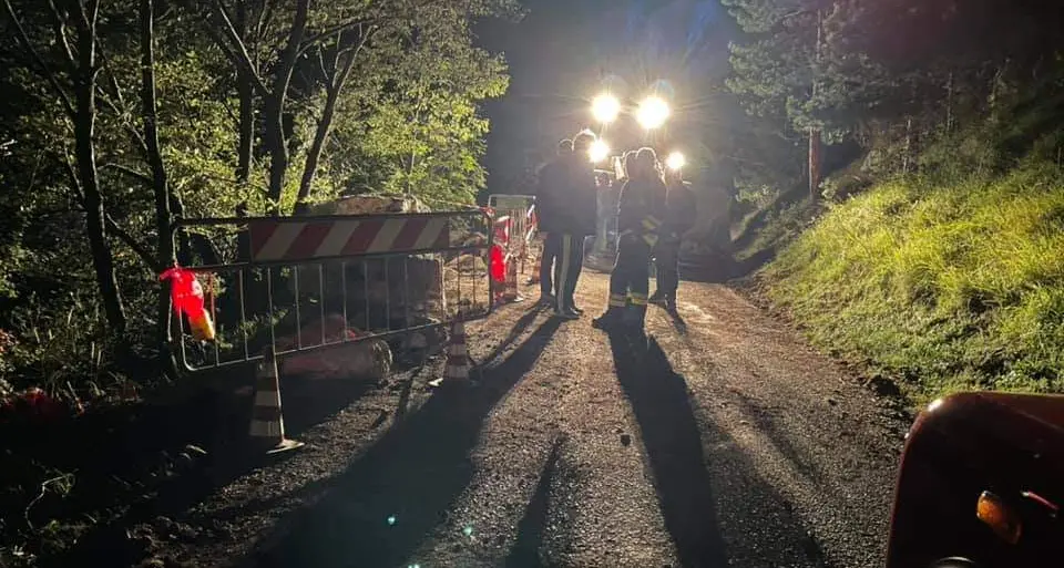 Enormi macigni piombano nella notte sulla strada da Nago al Baldo