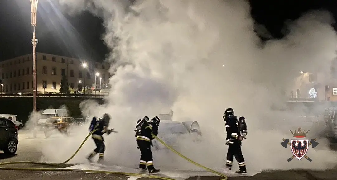 Auto in fiamme nella notte a Malé, l’intervento dei vigili del fuoco ha salvato i mezzi circostanti