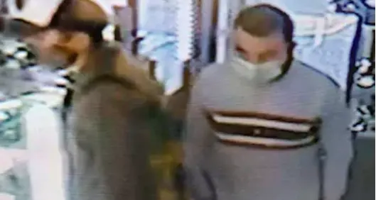 Colpo in gioielleria in piazza Duomo, ma la telecamera riprende i due ladri