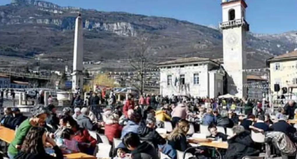 Le rubano l'auto mentre è al carnevale: l’appello di una donna per ritrovare la sua Golf sparita a Borgo Sacco