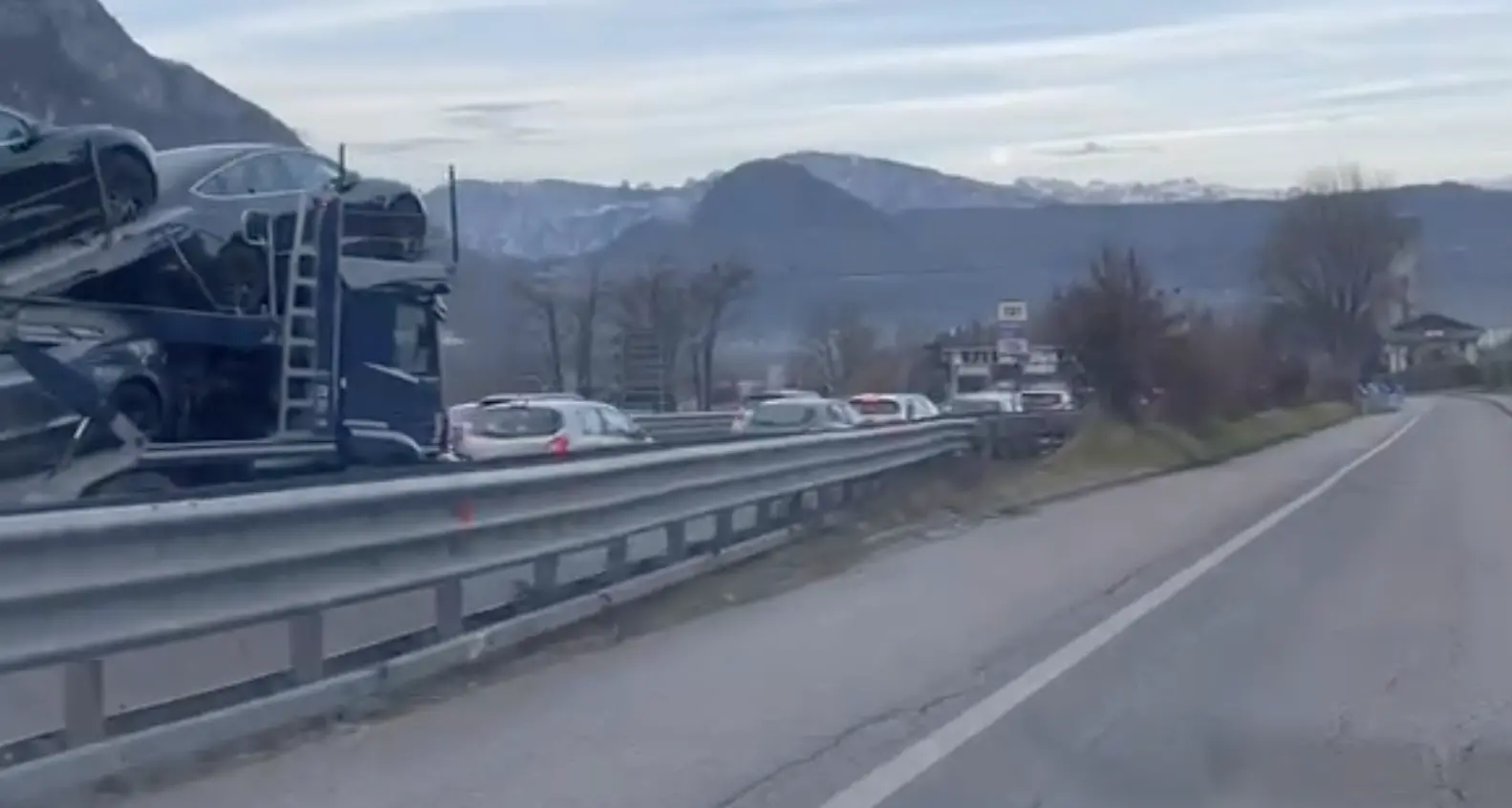 Ss47, ennesimo incidente nei pressi della Galleria dei Crozi: enormi disagi alla circolazione