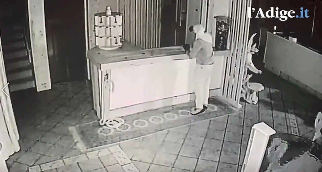 Folgaria, i ladri ritornano al bar Cornetto di Carbonare, i titolari: «Non ce la facciamo più, pensiamo a chiudere»