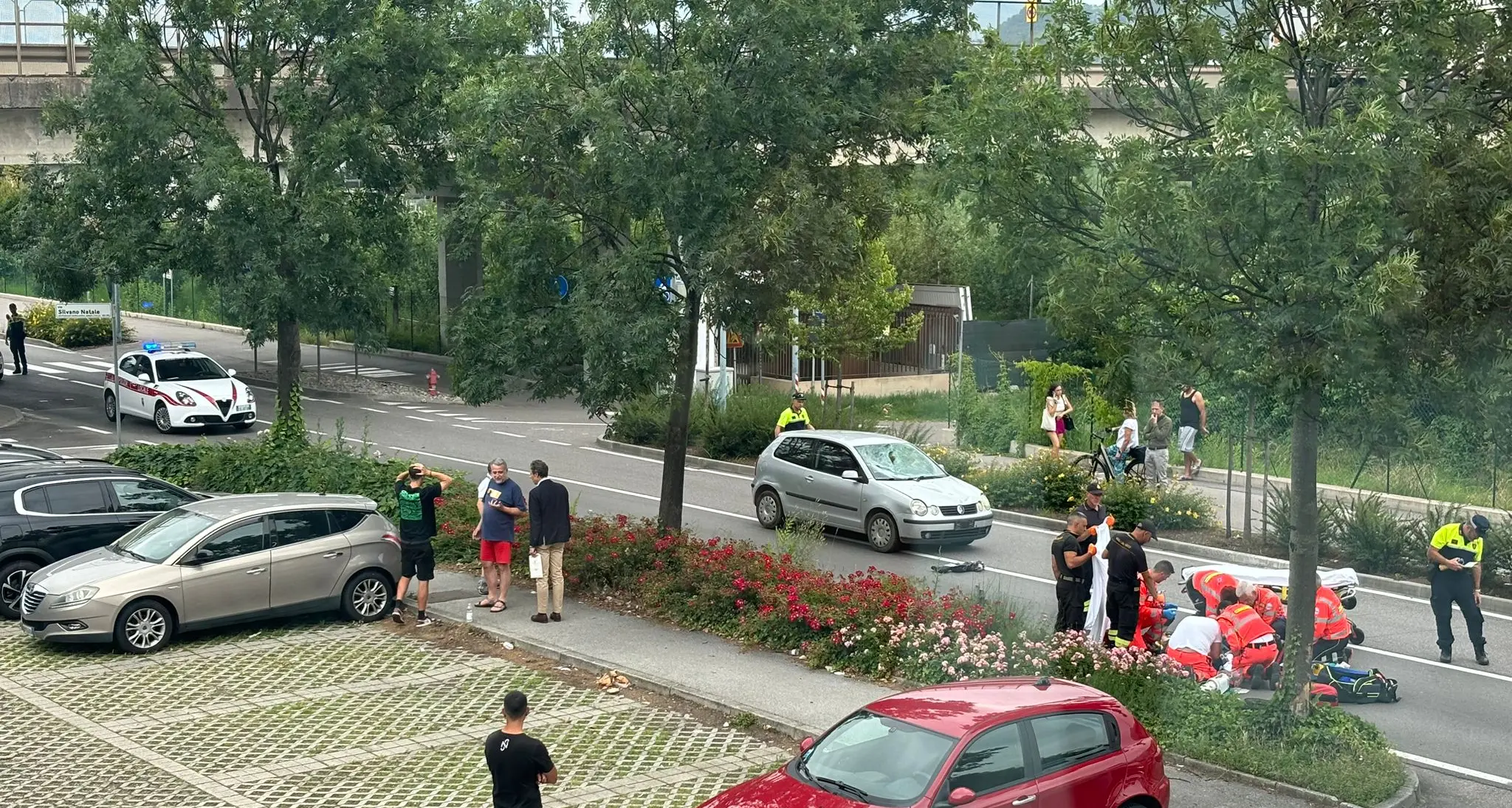 Investita da un'auto mentre era in bici: gravissima in via Maccani una donna di 70 anni