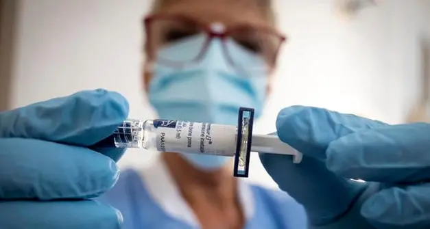 Maratona vaccinale, scattano le prenotazioni anche per gli over 18