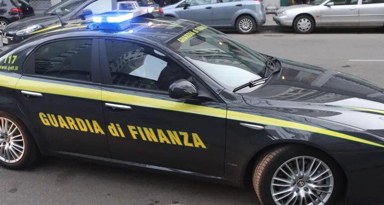 Aveva 250 grammi di cocaina nascosti dietro il divano: arrestata a Piedicastello