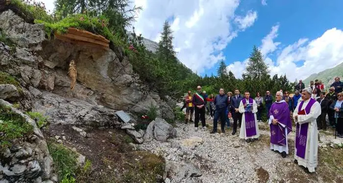 Marmolada, una targa dedicata alla memoria delle undici vittime della tragica valanga