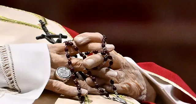 Ratzinger: al dito l'anello di San Benedetto