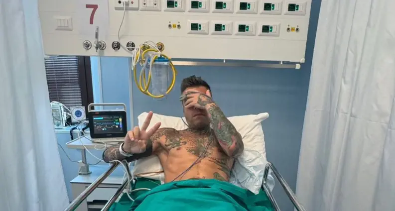 Fedez ricoverato in ospedale per una emorragia interna: «Grazie ai medici»