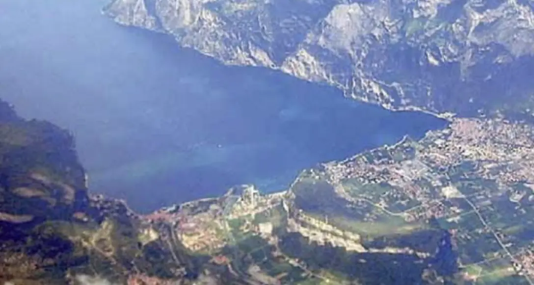 Lago di Garda sempre più caldo, i pesci ne soffrono: un grado in più tra 1991 e 2025