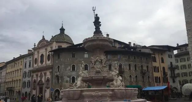 Festeggiamenti per l’Italia campione, fontana del Nettuno presa di mira. L’amarezza del sindaco di Trento