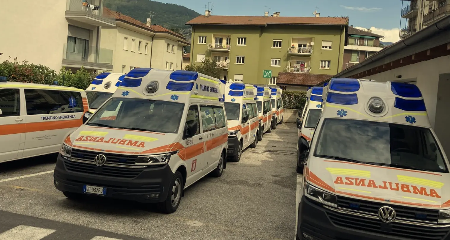 Venti ambulanze nuove nel parcheggio di Apss, Filippo Degasperi: che si aspetta a usarle?