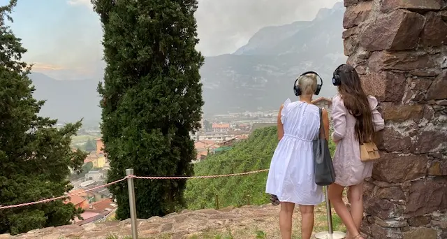 Lavis, al Giardino dei Ciucioi una visita \"spettacolare\" con l'opera in cuffia di Miscele d’Aria