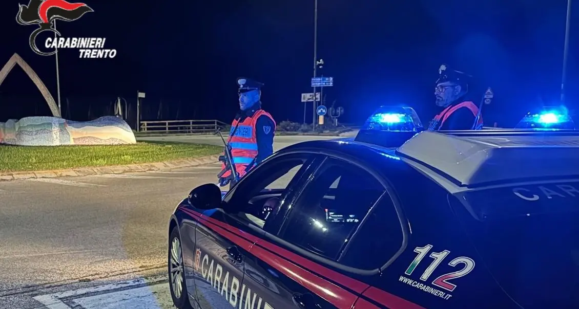 Ubriaco alla guida rischia di investire pedoni: fermato dai carabinieri di Borgo e denunciato