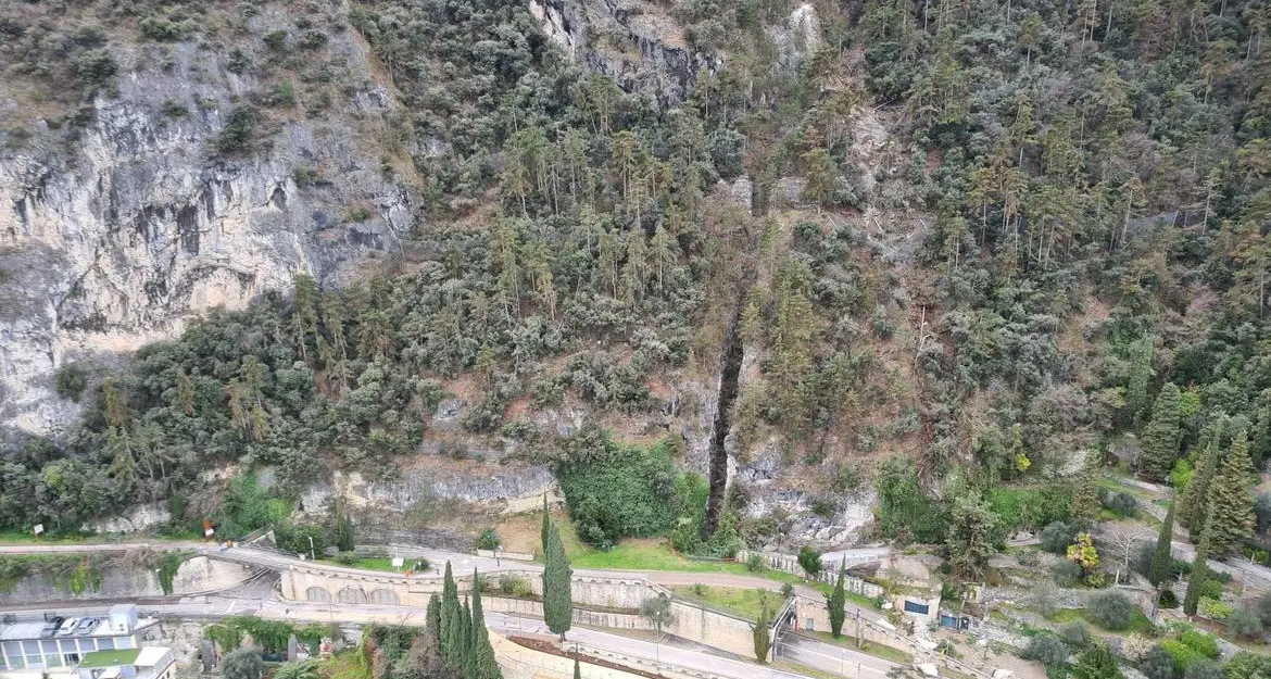 Gardesana, domani la rimozione dei massi instabili: strada chiusa dalle 9 alle 13