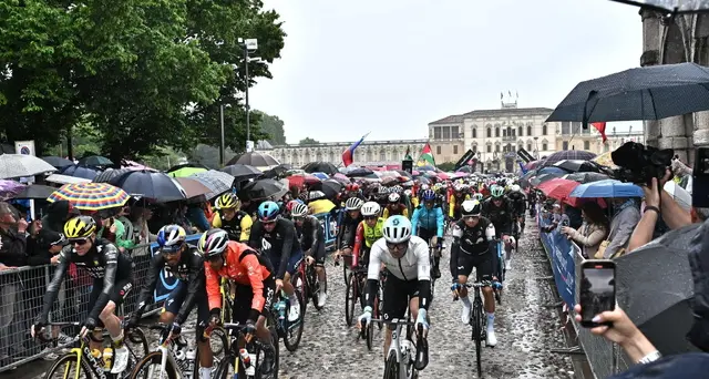 Giro: Scaroni vince la 16/a tappa, arrivo con Fortunato