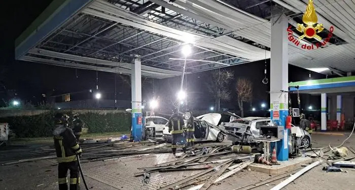 Scoppia una bombola Gpl in un’auto ferma al distributore: quattro feriti, grave un 46enne