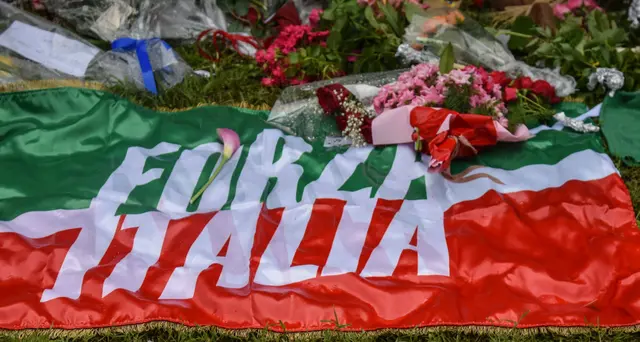 Berlusconi: striscione a Villa San Martino, 'grazie in eterno'