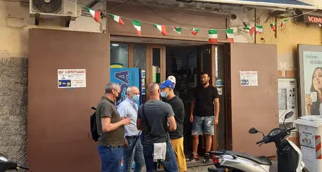 Ruba il Gratta e vinci da 500 mila euro ad un’anziana e scappa, fermato l’edicolante di Napoli
