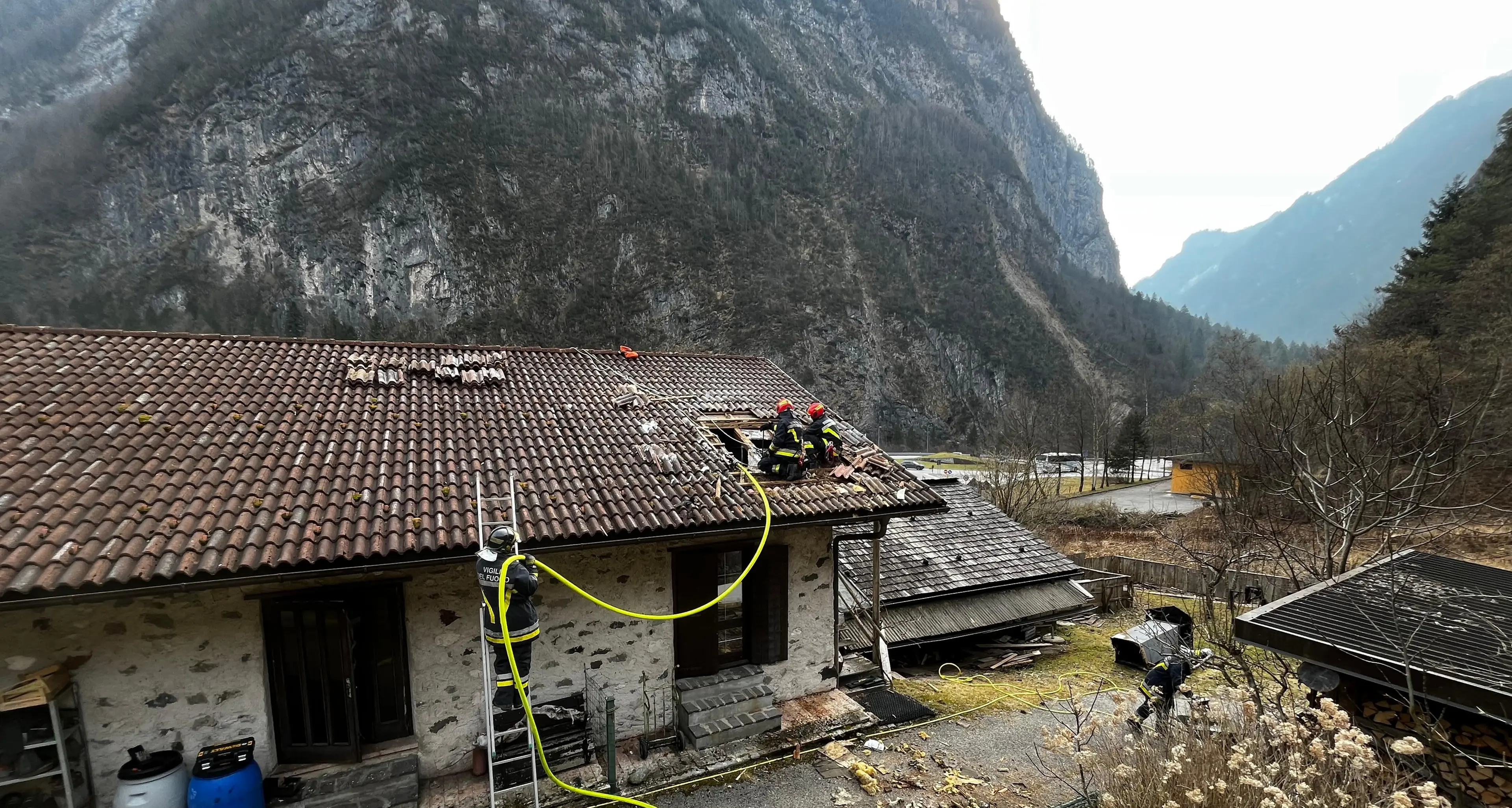 Paura a Imer, incendio alla canna fumaria dell' \"Al Bus\": locale chiuso per accertamenti
