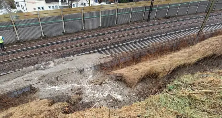 Paura al Brennero, una frana colpisce un treno: 47 persone evacuate. Ritardi sulla linea