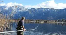 I pescatori «alla pedina» del lago di Caldonazzo: «Tutto inquinato dagli scarichi del traffico»