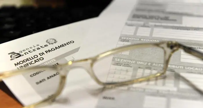 «Siamo dell’Agenzia delle Entrate, non hai versato l’imposta di bollo»: ma è una truffa