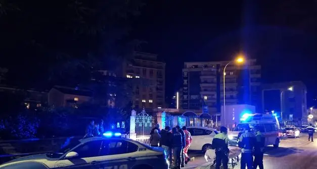 Uomo trascinato fuori dall’auto e picchiato, presi gli autori: sono cinque giovani. Due hanno 16 anni