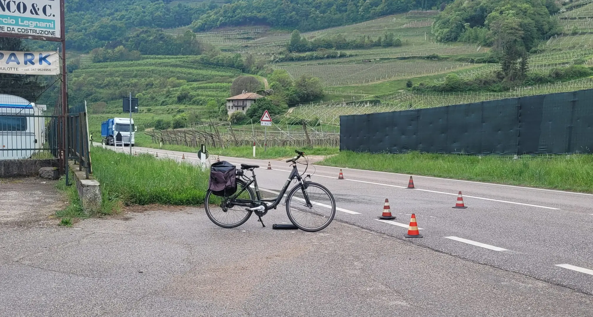 Scontro auto-bici sulla Sp 90: un ciclista di 48 anni portato in ospedale in gravi condizioni