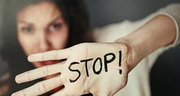 Spinta giù dalle scale e insulti e botte anche quando era incinta: imputato un trentenne