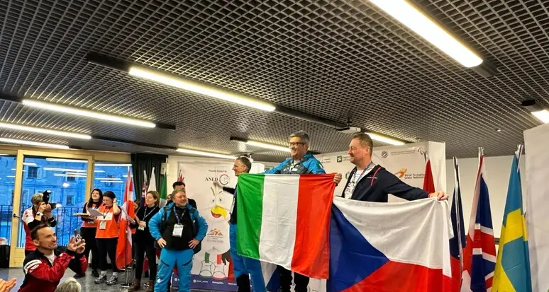 Ha un rene donato dalla moglie, dopo 5 mesi vince l’oro ai Mondiale di sci per trapiantati