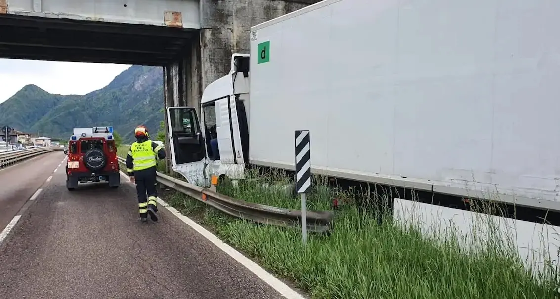 Il pazzesco incidente in Valsugana: tir impazzito esce di strada e si ferma a pochi centimetri dal pilone del cavalcavia