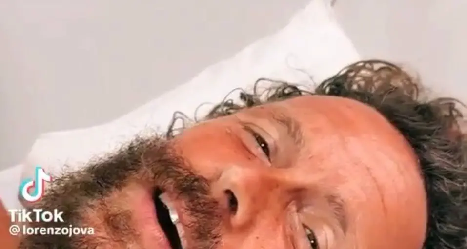 Brutto incidente in bici per Jovanotti, a Santo Domingo: si è rotto clavicola e femore