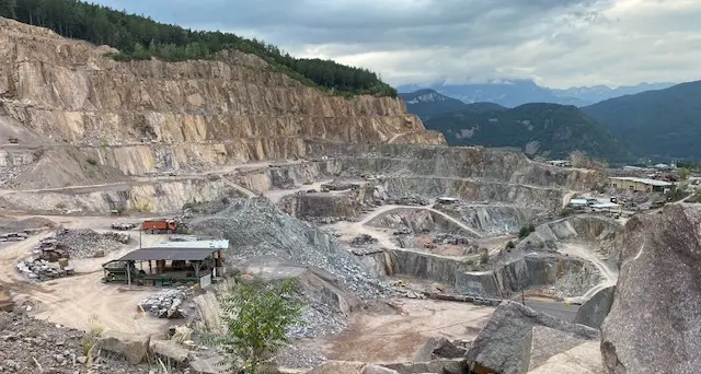 Crisi del porfido: canoni a picco, meno posti di lavoro, e ci sono ancora 17 milioni di metri cubi da scavare