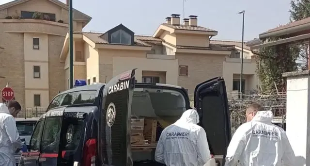 Perquisiscono la casa di una 64enne deceduta e trovano il cadavere mummificato della madre 90enne