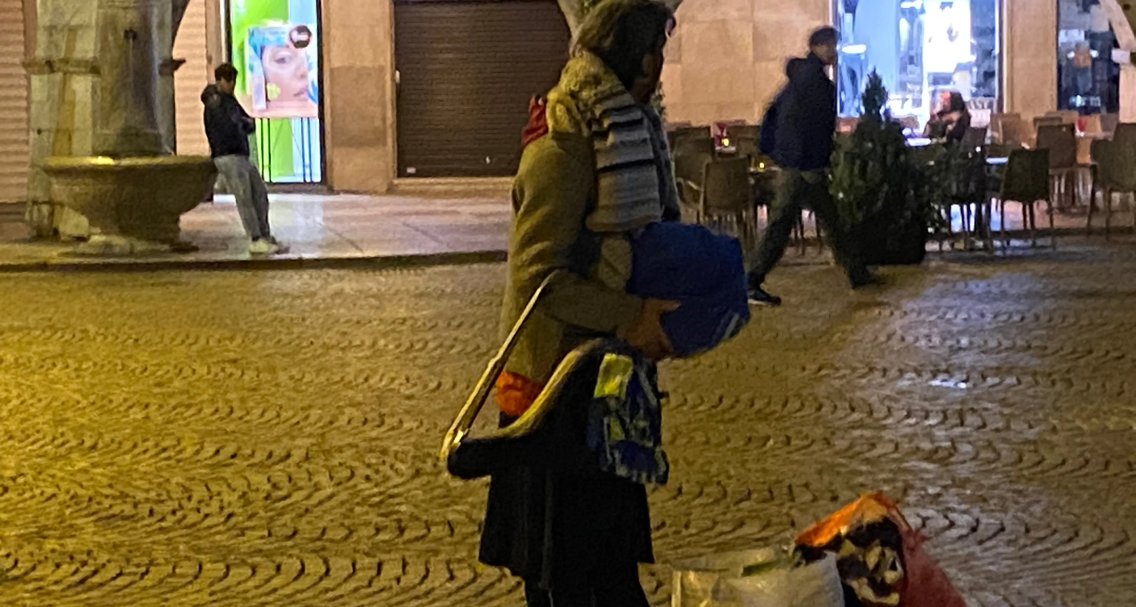 E’ tornato in piazza Duomo il senzatetto: adesso si è vestito da donna, e da due giorni vive sulla fontana