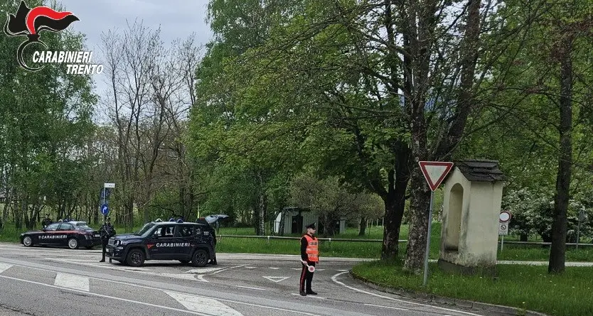 Trovato con dei coltelli in auto: denunciato per porto abusivo di armi durante i controlli in Valsugana