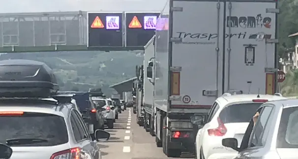 Ennesimo tamponamento in A22: scontro fra tre Tir, un autista gravissimo