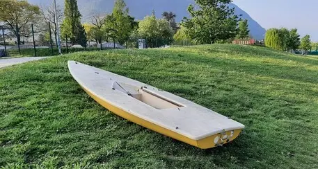 Allarme per una barca abbandonata sul Talvera: si temeva il peggio, ma era una bravata