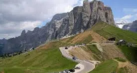 Traffico sulle Dolomiti, per le associazioni alpine serve la chiusura estive: «Livello insopportabile»
